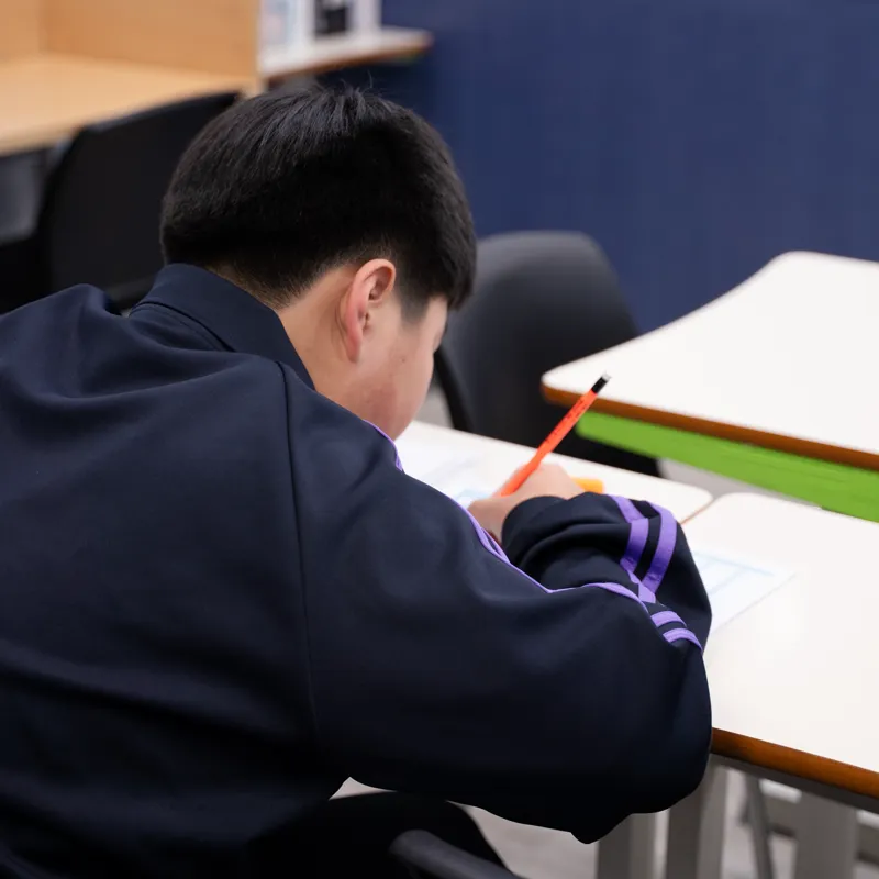 검사지에 집중해 답을 적는 학생